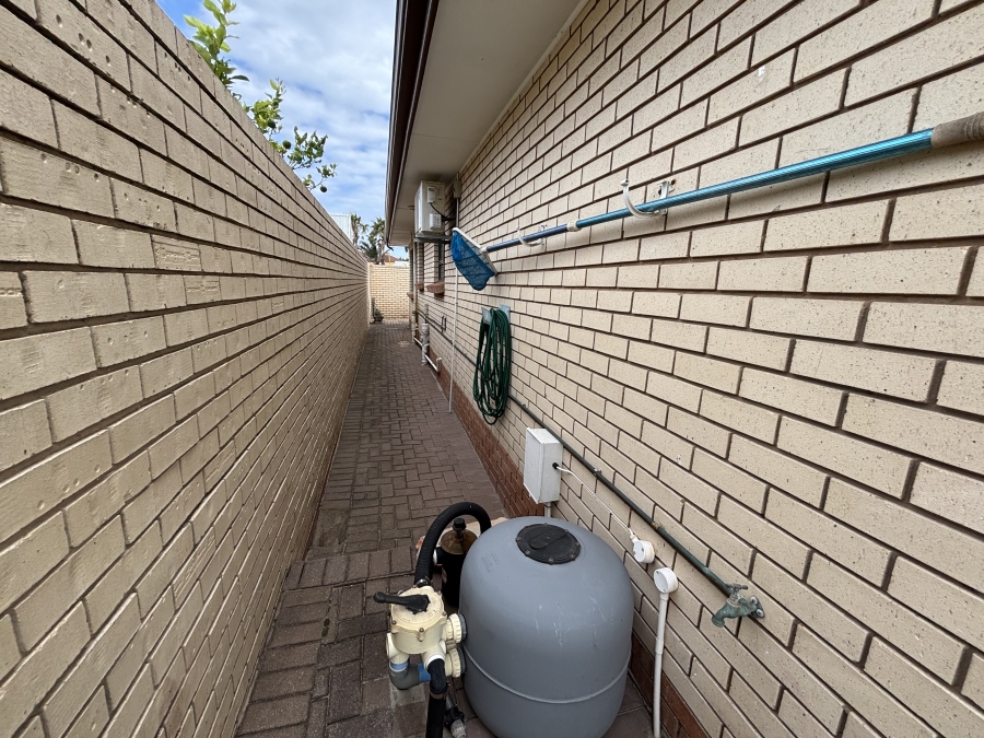To Let 4 Bedroom Property for Rent in Summerstrand Eastern Cape